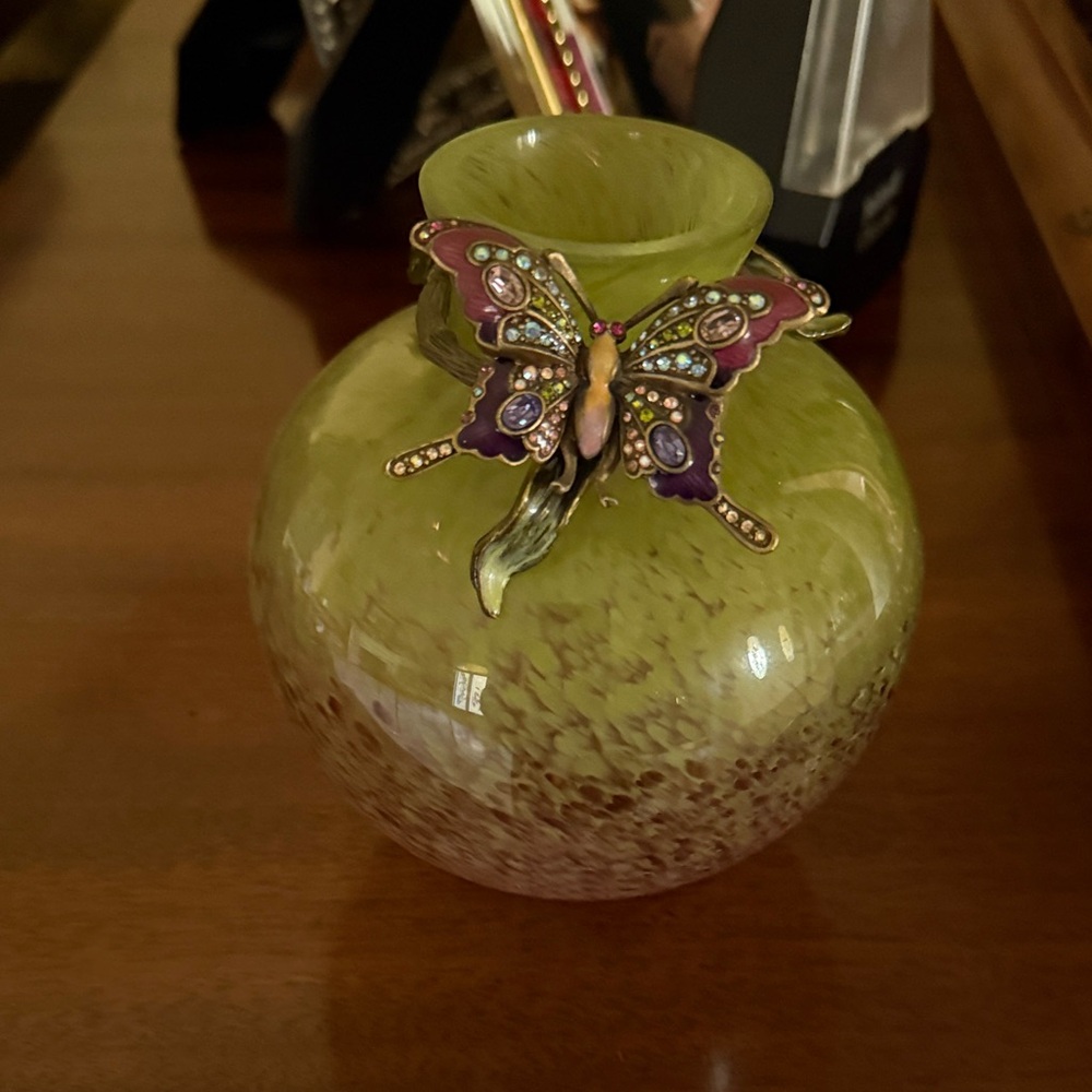 Jay Strongwater Olive Green Vase with Purple Butterfly